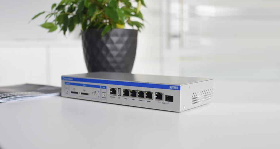 Routeur industriel RUTXR1 4G LTE Cat. 6 avec 5 Ethernet, 2 SIM, SFP fibre optique