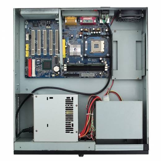 Intérieur du châssis industriel Rack 19" AX61221TM de notre partenaire Axiomtek